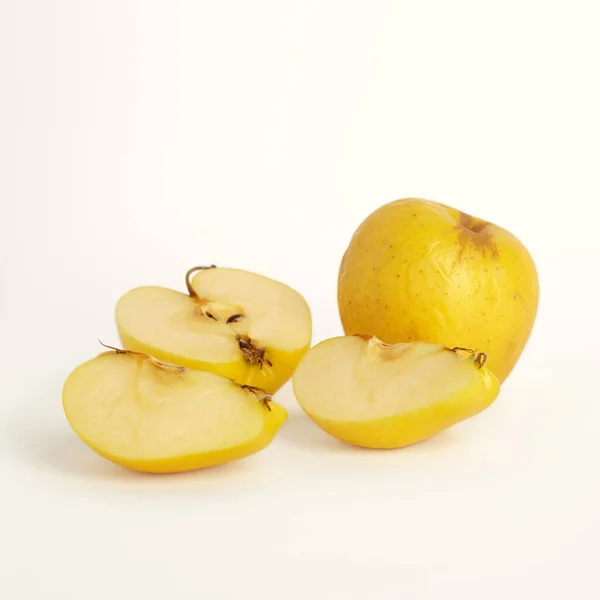 Pommes Jaunes Ratatinées Sur Fond Blanc Une Pomme Est Écrasée — Photo