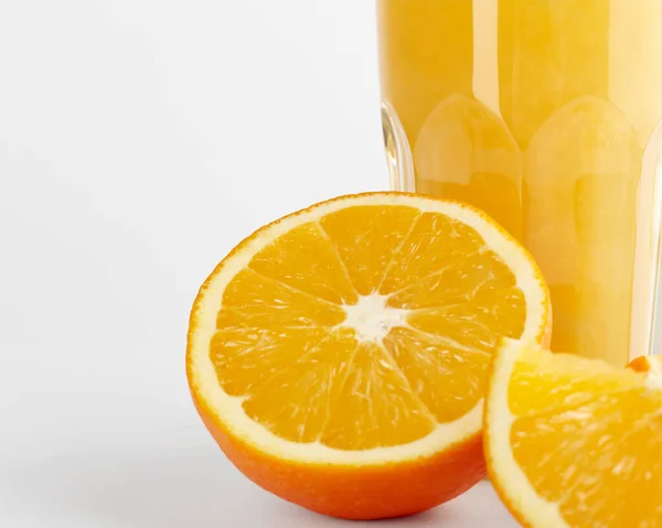 Κομμένο Πορτοκάλι Και Ένα Ποτήρι Χυμό Πορτοκάλι Λευκό Φόντο Γυαλί — Φωτογραφία Αρχείου