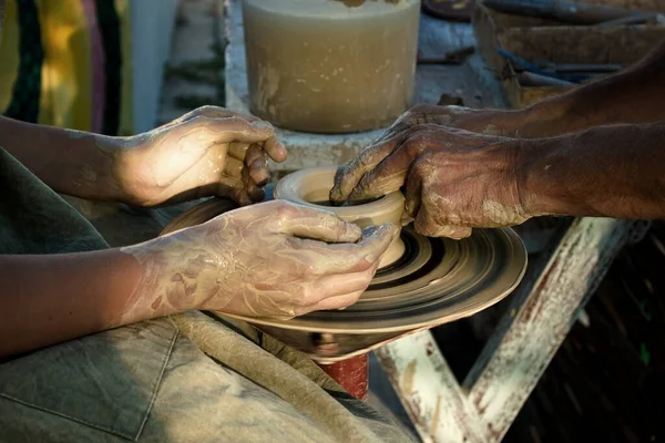 Mestre Ensina Cerâmica Mãos Oleiro Uma Criança Conceito Educação — Fotografia de Stock