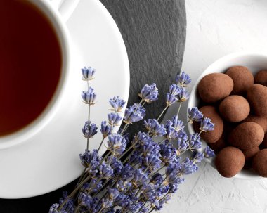 Bir fincan çay, bir demet lavanta ve çikolata. 2022 Yılın Rengi Çok Peri. Düz yatıyordu