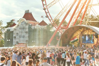 Kharkiv, Ukrayna, 19 Mayıs 2018 Holi renk festivali, elleri havada bir kalabalık. Çok renkli boyalı insanların yüzleri ve kıyafetleri.