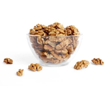 Cam bir kasede soyulmuş ceviz. Beyaz arkaplanda izole