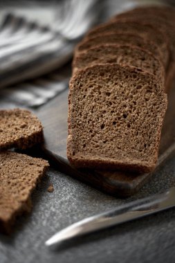 Tahtada dilimlenmiş çavdar ekmeği.