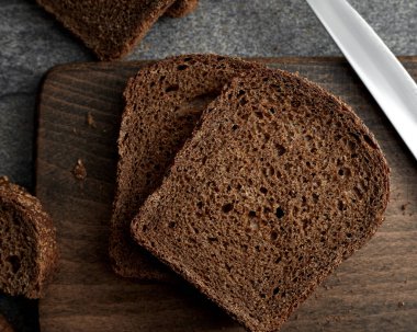 Tahtada dilimlenmiş çavdar ekmeği.