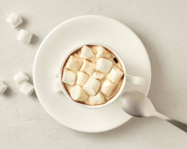 Beyaz bir masada şekerli bir fincan kahve. Yukarıdan görüntüle