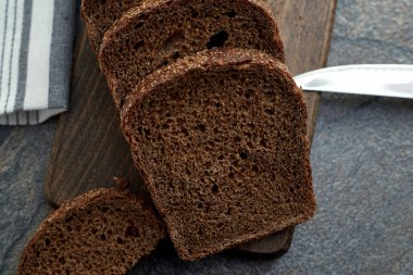 Tahtada dilimlenmiş çavdar ekmeği.