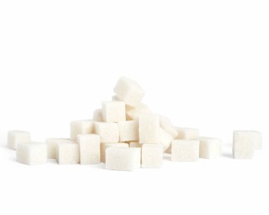 Beyaz arkaplanda izole şeker küpleri