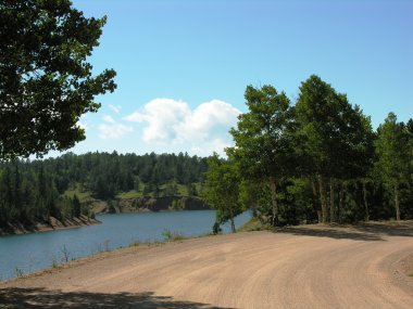 Göl boyunca toprak yol