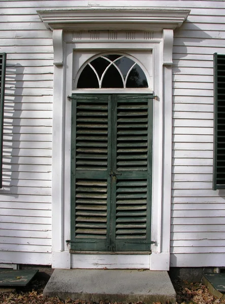 Puerta delantera vintage con persianas —  Fotos de Stock