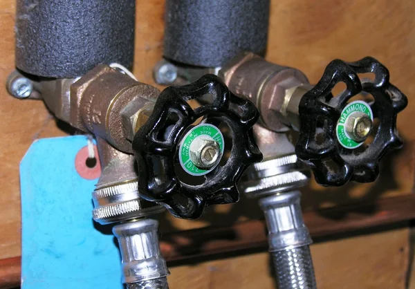 Válvulas de agua caliente y fría — Foto de Stock