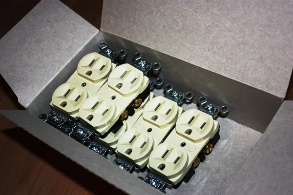 Enchufes eléctricos en una caja . — Foto de Stock