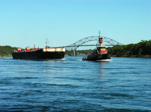 Sleepboot trekken een brandstof aak — Stockfoto