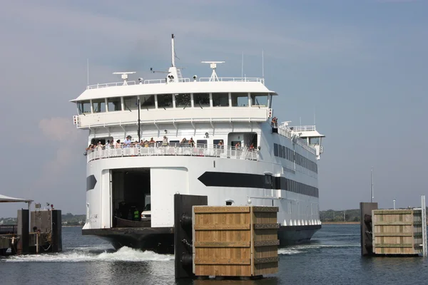 Färjan närmar sig dock — Stockfoto