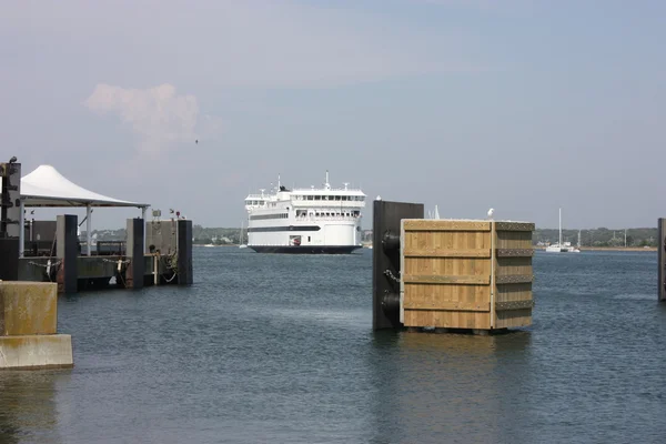 Färjan närmar sig dock — Stockfoto