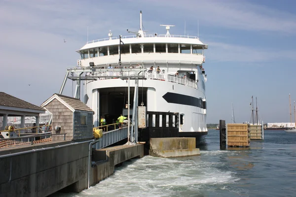 Ferry acercándose al muelle — Foto de Stock