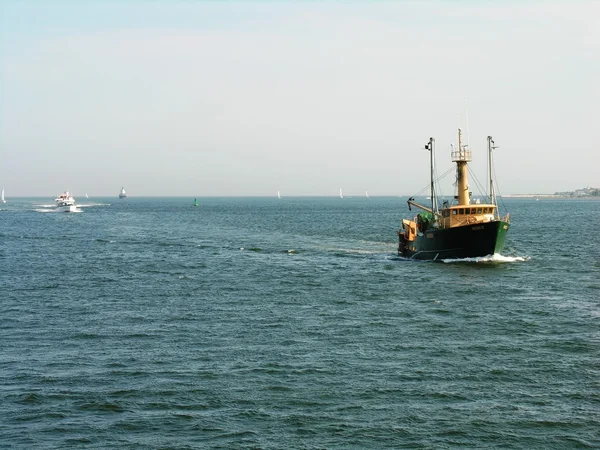 Um barco de pesca se aproximando do porto — Fotografia de Stock