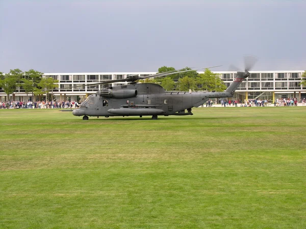Een militaire helikopter Rechtenvrije Stockfoto's