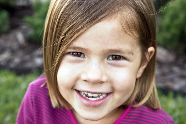 Smiling girl — Stock Photo, Image