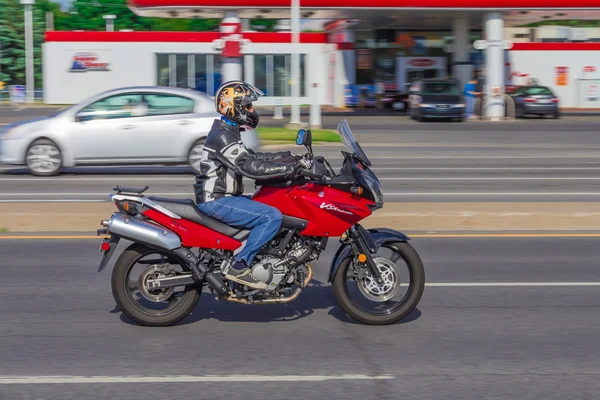 Rotes Motorrad mit hoher Geschwindigkeit unterwegs — Stockfoto