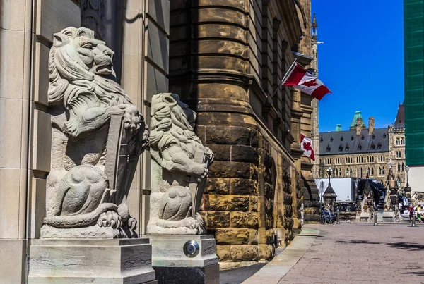 Lejonet statyer på parlamentet kulle — Stockfoto