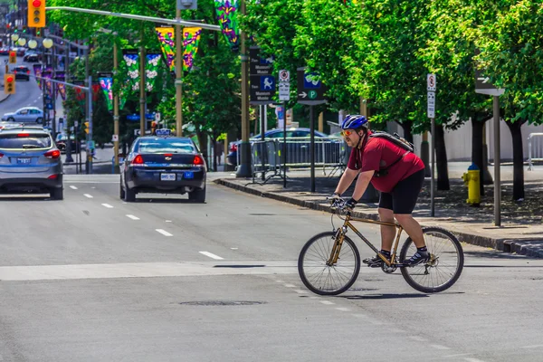 A bicyclist in Ottawa — Stock Photo, Image