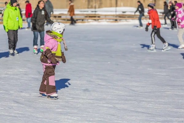 Un niño pequeño patina sobre hielo — Foto de Stock