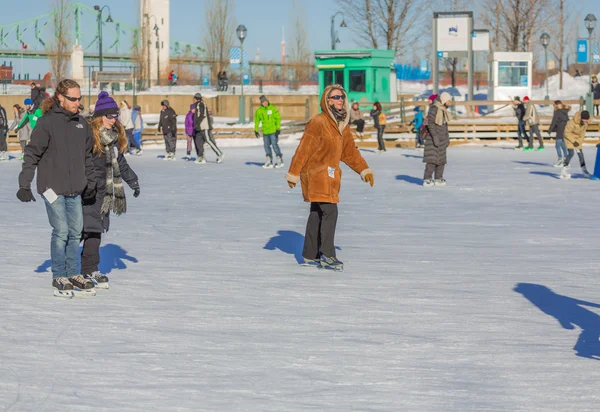 Una mujer patinando sobre hielo — Foto de Stock