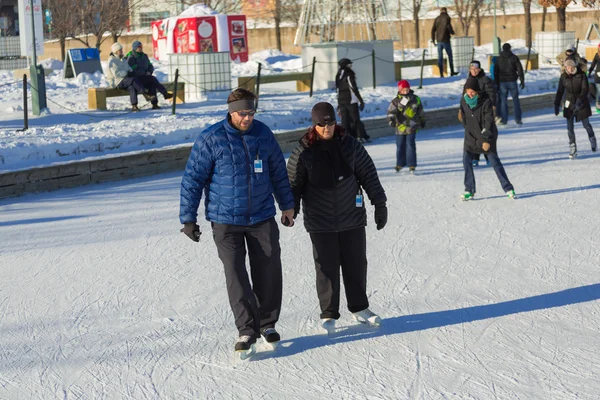 Una pareja tratando de patinar sobre hielo — Foto de Stock