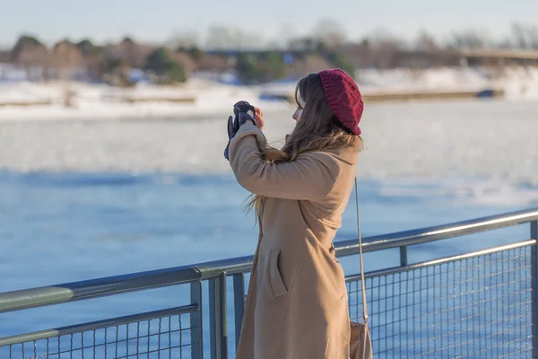 A woman taking a picture — Stock Photo, Image