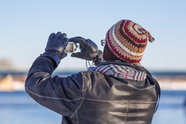 Un uomo che scatta una foto — Foto Stock