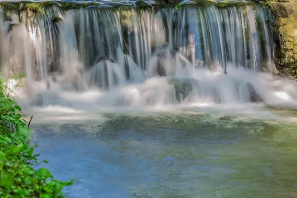 Ясный водопад в дикой природе — стоковое фото