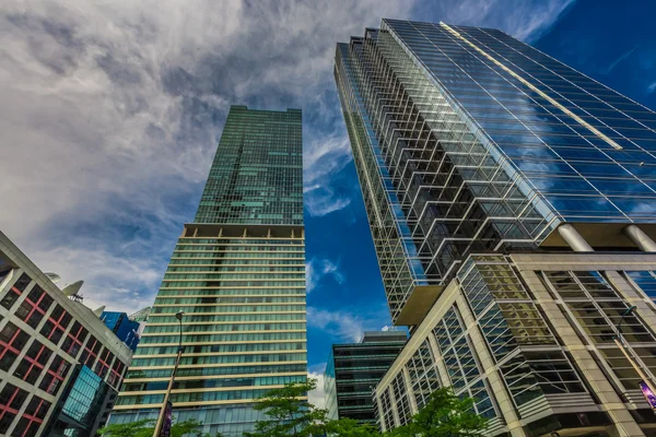 Vertikale Ansicht von Wolkenkratzern in der Innenstadt — Stockfoto