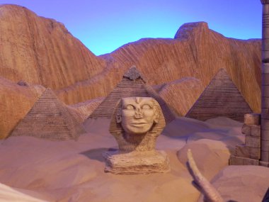sphynx ve minyatür üç piramit.