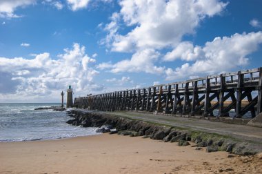 dalgakıran ve sahilde deniz feneri