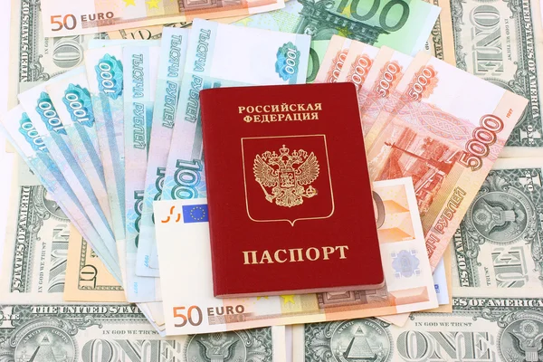 Pasaporte en el dinero — Foto de Stock