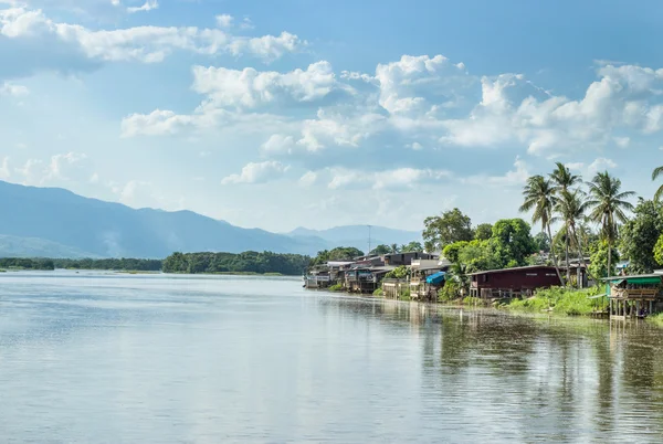 Общины, живущие вдоль реки Пин в районе Так . — стоковое фото