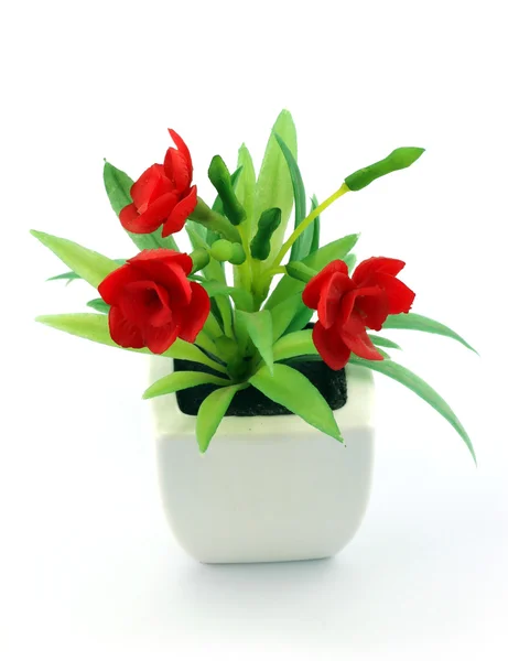Rote gefälschte Blumen in der Vase — Stockfoto