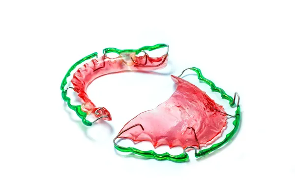 Изображение зубной скобки (удержатель) изолировано — стоковое фото