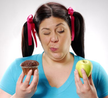 şişman kız tutan bir çikolatalı çerez pasta ve apple, çikolatalı çerez pasta ve elma tutan mutlu kız,
