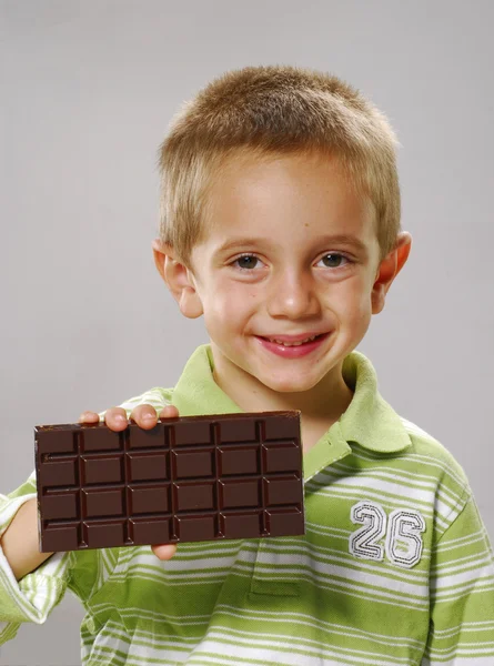 Ragazzino con barretta di cioccolato, Ragazzino che mangia cioccolato — Foto Stock