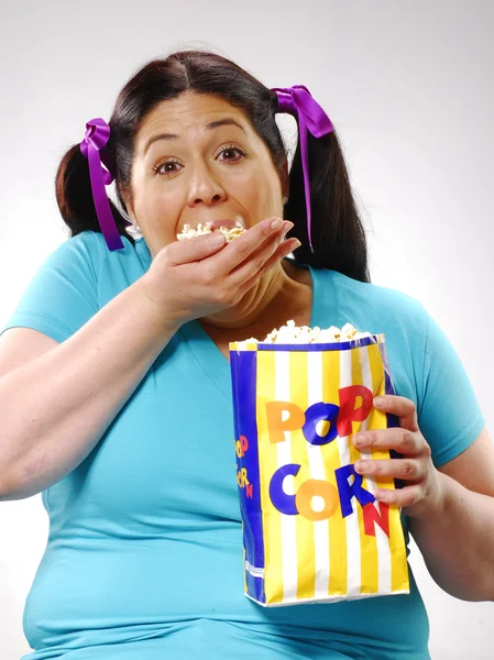 Fat young woman eating popcorn,young woman eating popcorn — Stock Photo, Image