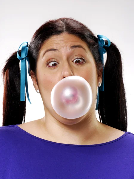 Youn žena, která dělá bubble gum. — Stock fotografie