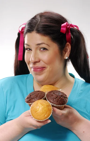 Tłuszczu dziewczyna gospodarstwa przekąskę ciasta, szczęśliwa dziewczynka gospodarstwa przekąskę ciasta, kobieta jedzenie ciastka waniliowe i czekoladowe przekąski. — Zdjęcie stockowe