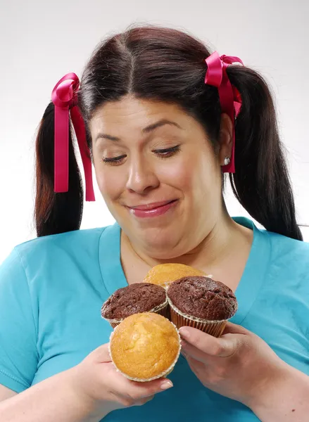 幸せな女の子を保持しているスナック ケーキ、バニラやチョコレート スナック ケーキを食べる女性スナック ケーキを保持している脂肪質の女の子. — ストック写真
