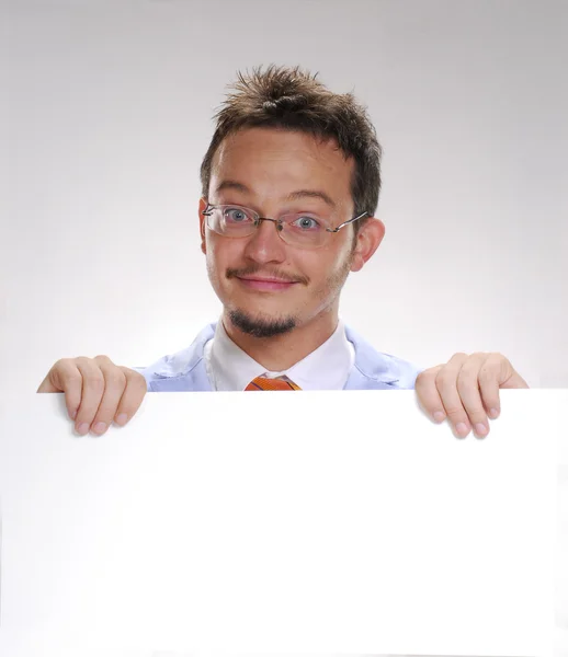 Científico feliz sosteniendo una tarjeta blanca. Doctor sosteniendo una tarjeta blanca . — Foto de Stock