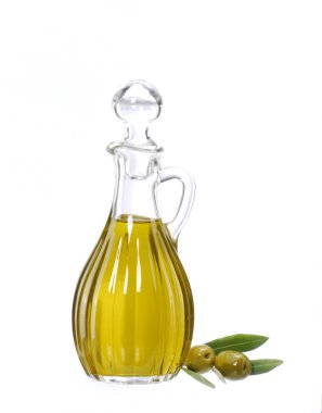 beyaz zemin üzerine zeytin ve zeytinyağı şişesi.