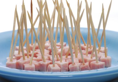 kürdan ve mini sosis.