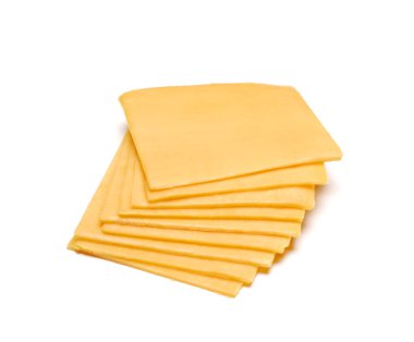 beyaz zemin üzerine kaşar peynir dilimleri.