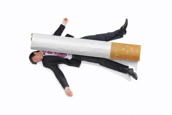 Ο άνθρωπος των επιχειρήσεων στριμωγμένος από ένα τσιγάρο σε άσπρο φόντο. — Φωτογραφία Αρχείου