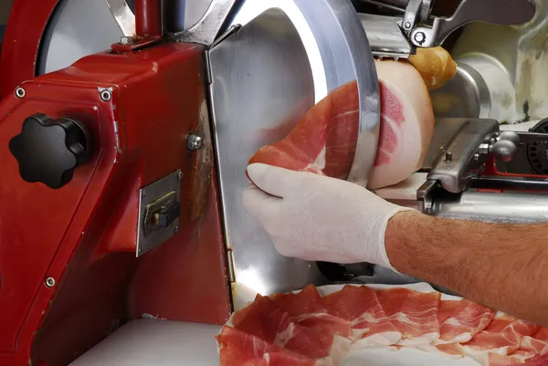 Affettatrice di prosciutto e fetta di prosciutto fresco . — Foto Stock